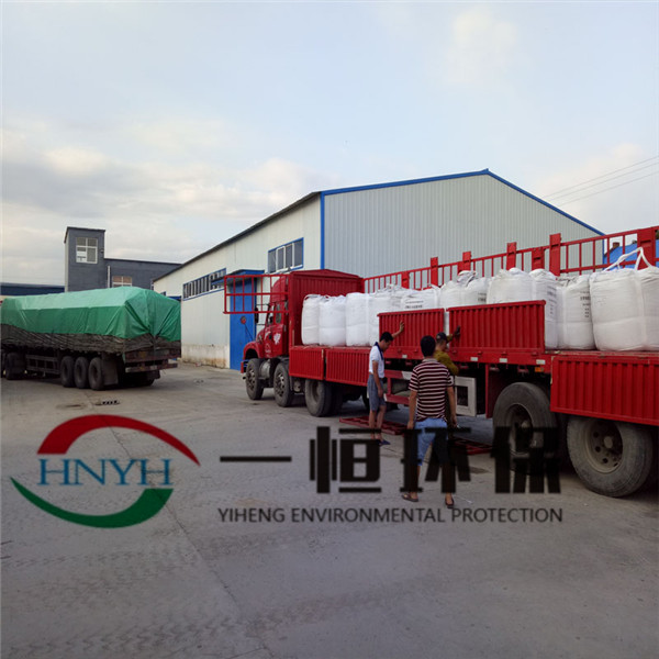 工作人員裝車發(fā)貨 工作人員裝車發(fā)貨